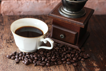 コーヒーカップとコーヒー豆