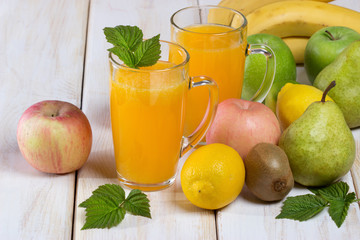 Натуральный сок из фруктов,фрукты