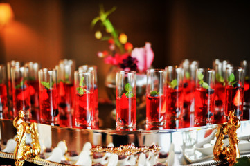 色鮮やかなイチゴのカクテル