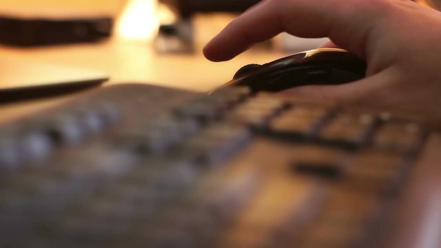 Man using wireless mouse to rapidly scroll through web browser