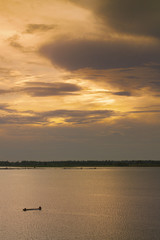 Obraz premium Beautiful sky sunset at tropical Thai lake