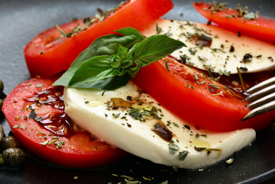 Insalata Caprese, Tomaten Mozzarella, auf Teller, Nahaufnahme, Foodstyling 