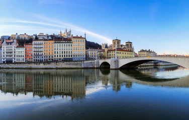 Fototapeta na wymiar Lyon, Pont Bonaparte et Notre Dame de Fourvière