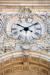 Obraz premium Facade of the Rua Augusta Triumphal Arch with its clock face
