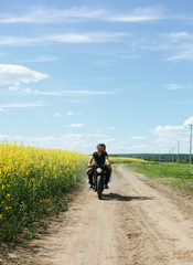 Obraz premium couple in field on motorcycle