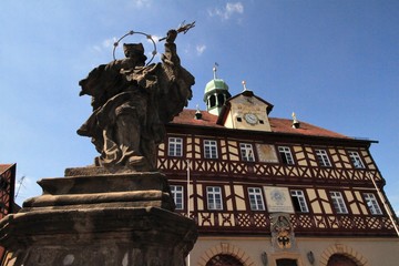 Obraz premium Bad Staffelstein, Rathaus und Nepomukbrunnen