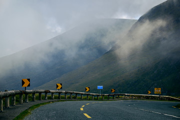 Obraz premium Fog over a mountain street