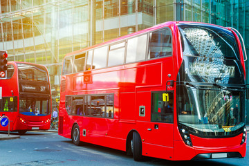 Naklejka premium Słynny czerwony autobus piętrowy w dzielnicy Canary Wharf. Londyn, Wielka Brytania