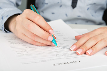 Naklejka premium Woman hand signing a contract
