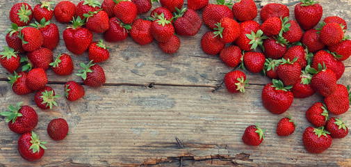 Frische Erdbeeren auf Holz