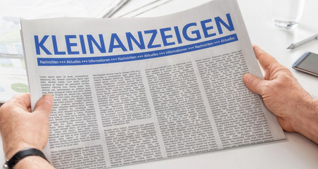 Mann liest Zeitung - Kleinanzeigen