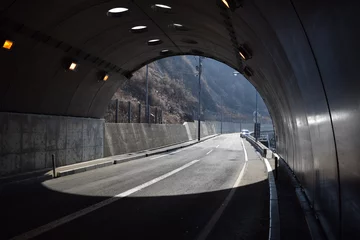 Papier Peint photo Tunnel シェルター ／ 山形県庄内地方の海岸道路に建造されたシェルターです。すぐ横が海なので、風や波除けの役目を果たします。また冬期間は、雪から防護するために設置されたシェルターです。