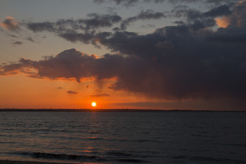 zonsondergang aan zee