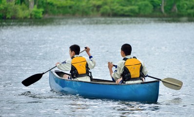 カヌーを楽しむ二人