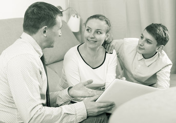 Obraz premium Mother and son signing documents