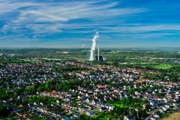 Saarland Ensdorf mit mit zentralem Kohlekraftwerk und Kirche