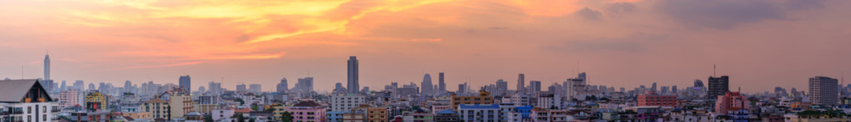 Fototapeta na wymiar Panorama cityscape Bangkok skyline in sunset