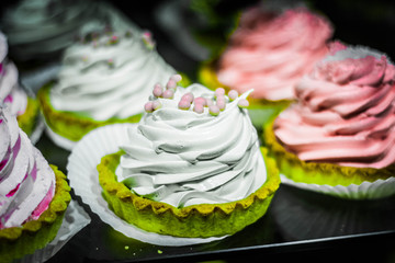 a little cake with cream and tartlet