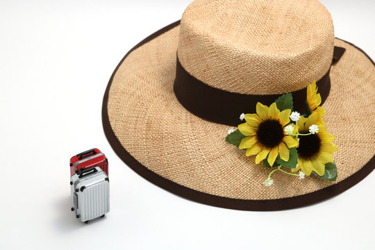 夏イメージ　旅行　麦わら帽子　ひまわり　スーツケース