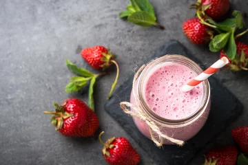 Papier Peint photo autocollant Milk-shake Milkshake aux fraises ou smoothie dans un bocal en verre