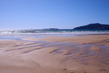 Playa de Galicia casi vacía en verano