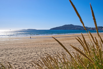 Playa de Galicia casi vacía en verano