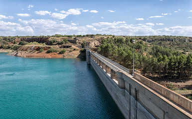 Paisaje del pantano y presa de Pe&ntilde;arroya. Ciudad Real. Espa&ntilde;a.