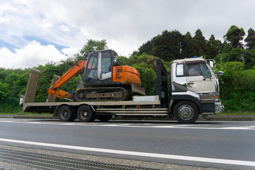 Fototapeta na wymiar ショベルカー 運搬車