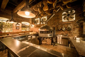 Foto op Aluminium Rustieke pizzaoven, bar en keuken in pizzeria-interieur © poplasen