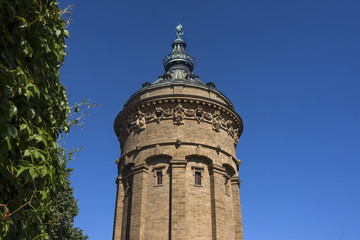Obraz premium Germany, Baden-Wuerttemberg, Mannheim: Water Tower on Friedrichsplatz square with blue sky in the background