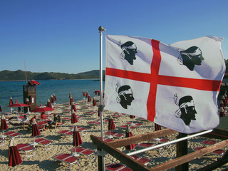 Bandiera sarda e spiaggia