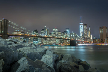 Nachtaufnahme der Brooklyn Bridge und Manhattan Skyline