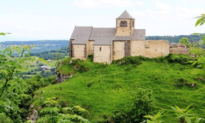 Fototapeta na wymiar église romane de Dauzat-sur-Vodable, 63