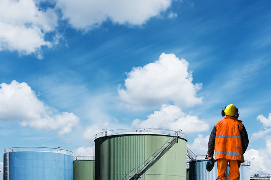 industrie p&eacute;trole chantier ouvrier travailler dock carburant d&eacute;p&ocirc;t fatigue lutte sociale syndicat revendiquer travaux