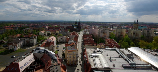 Legnica - panorama miasta w ładny, jednak zachmurzony dzień - 158621576