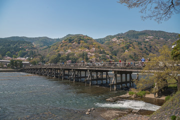 Obraz premium 渡月橋と嵐山の春景色