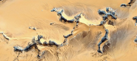 Los primeros esqueletos humanos, fotografía abstracta de los desiertos de África desde el aire....