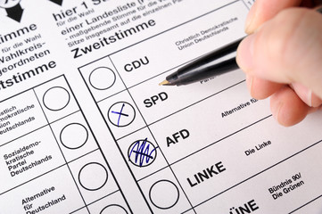 Stimmzettel zur Bundestagswahl, Kreuz bei der AFD durchgestrichen, neues Kreuz bei SPD