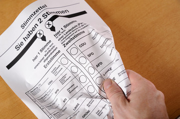 zerknüllter Stimmzettel zur Bundestagswahl