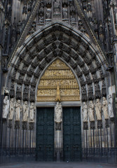 Fototapeta na wymiar Statues decorated at entrance of Cologne cathedral