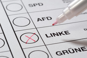 Stimmzettel, Kreuz in rot bei Linke