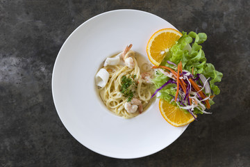 spaghetti cream sauce with shrimp topping