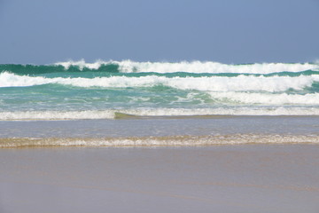 Vagues s'écrasant sur la plage