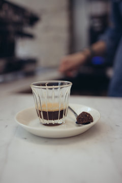 verre de caf&eacute; espresso sur comptoir de restaurant