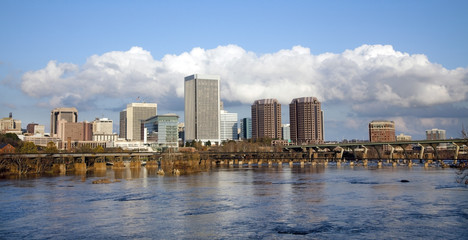 Obraz premium Richmond, Virginia with the James River in foreground.