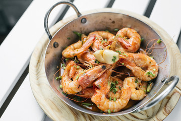 garlic and herb boiled fresh prawns tapas snack set