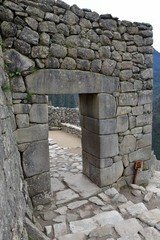Porte inca monumentale au Machu Picchu au Pérou