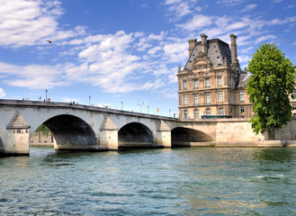 Le pont du Carrousel traversant la Seine devant le musée du Louvre
