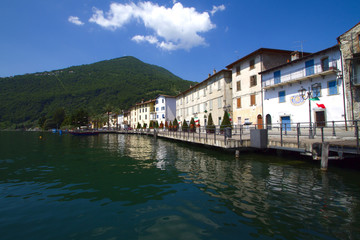 riva di solto sul lago di iseo da visitare per turismo lombardia italia europa