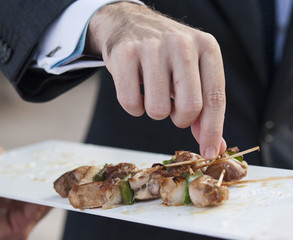 Aperitivo de brocheta de carne